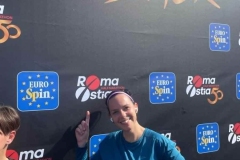 Portrait devant le panneau d’un événement sportif