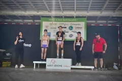 Participants sur un podium couvert