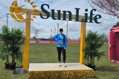 Coureur posant dans le cadre photo Sun Life