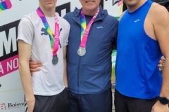 Trois coureurs portant leurs médailles