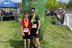 Deux coureurs médaillés sur la pelouse