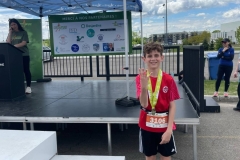 Coureur médaillé devant la scène de remise des prix