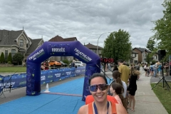 Portrait près de l’arche bleue du triathlon
