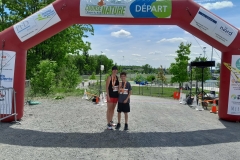 Participants sous l’arche d’arrivée de la course