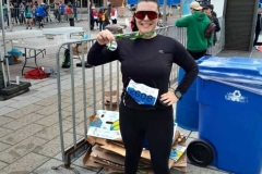 Coureur portant une médaille près des barrières du parcours