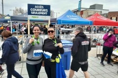 Participants réunis près des kiosques de course