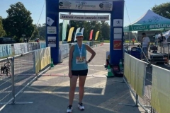 Coureur devant une arche de course à pied
