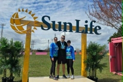 Trois participants posant dans le cadre photo Sun Life