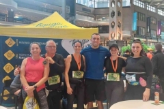 Groupe de coureurs posant devant les kiosques