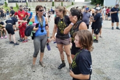 Participantes et accompagnateurs sur le site d’une course à obstacles