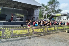 Participants réunis près des barrières de la course à obstacles