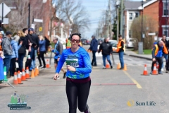 Coureur en maillot bleu sur un parcours urbain