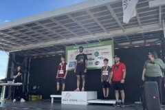 Vue du podium et de la scène d’un événement sportif