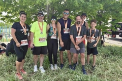 Groupe de coureurs posant parmi les arbres