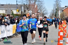 Coureurs avançant entre les cônes du parcours