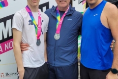 Trois coureurs portant leurs médailles