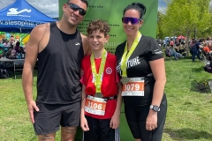 Trois participants réunis sur la pelouse après la course