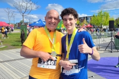 Deux coureurs posant avec leurs médailles
