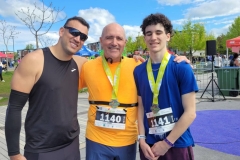 Trois coureurs posant ensemble avec leurs médailles