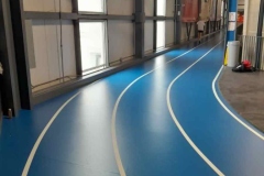 Virage d’une piste de course intérieure bleue