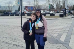 Deux participantes médaillées sur une place extérieure