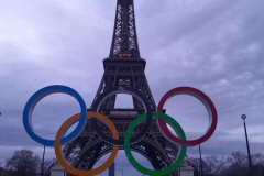 Anneaux olympiques devant la tour Eiffel