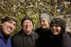 Quatre participants en tenue d’hiver parmi les arbres