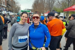 Deux participants souriants parmi les coureurs