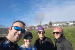 Quatre personnes en tenue sportive sur une pelouse
