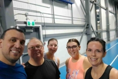 Groupe en tenue sportive dans une salle intérieure