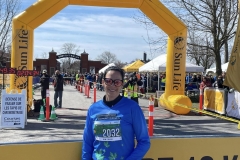 Coureur devant l’arche jaune du parcours