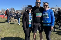 Trois coureurs posant sur la pelouse