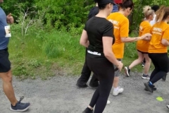 Coureur en tenue noire sur un chemin de gravier