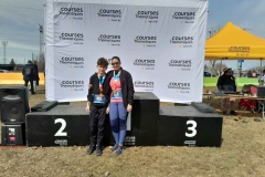 Deux participants posant devant un podium de course