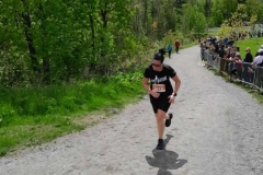 Coureur sur un chemin de gravier bordé d’arbres