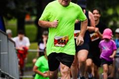 Coureur en maillot vert parmi les participants