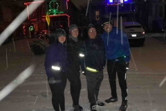 Groupe de coureurs à la tombée de la nuit