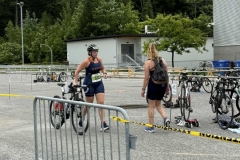 Participants avec leurs vélos dans la zone de transition