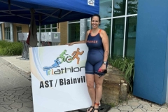 Participante devant le panneau Triathlon AST Blainville