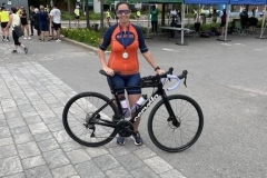 Triathlète posant avec son vélo de route