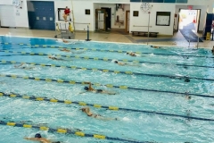 Nageurs dans les couloirs d’une piscine intérieure
