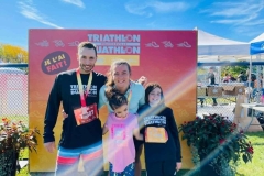 Trois personnes posant avec des médailles de course