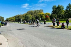Participants sur le parcours extérieur du triathlon