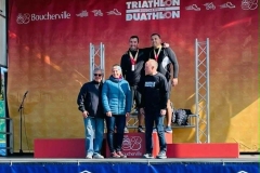 Groupe posant sur le podium d’un événement sportif