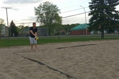 Joueur sur un terrain de volleyball de plage