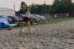 Joueur de volleyball en mouvement sur le sable